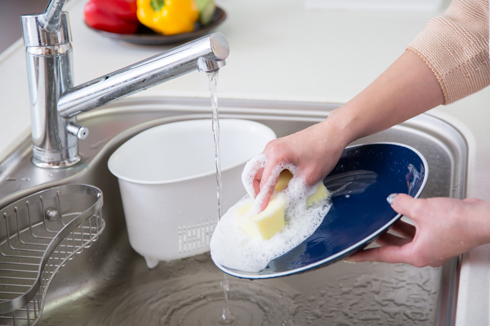 皿を洗う女性の手