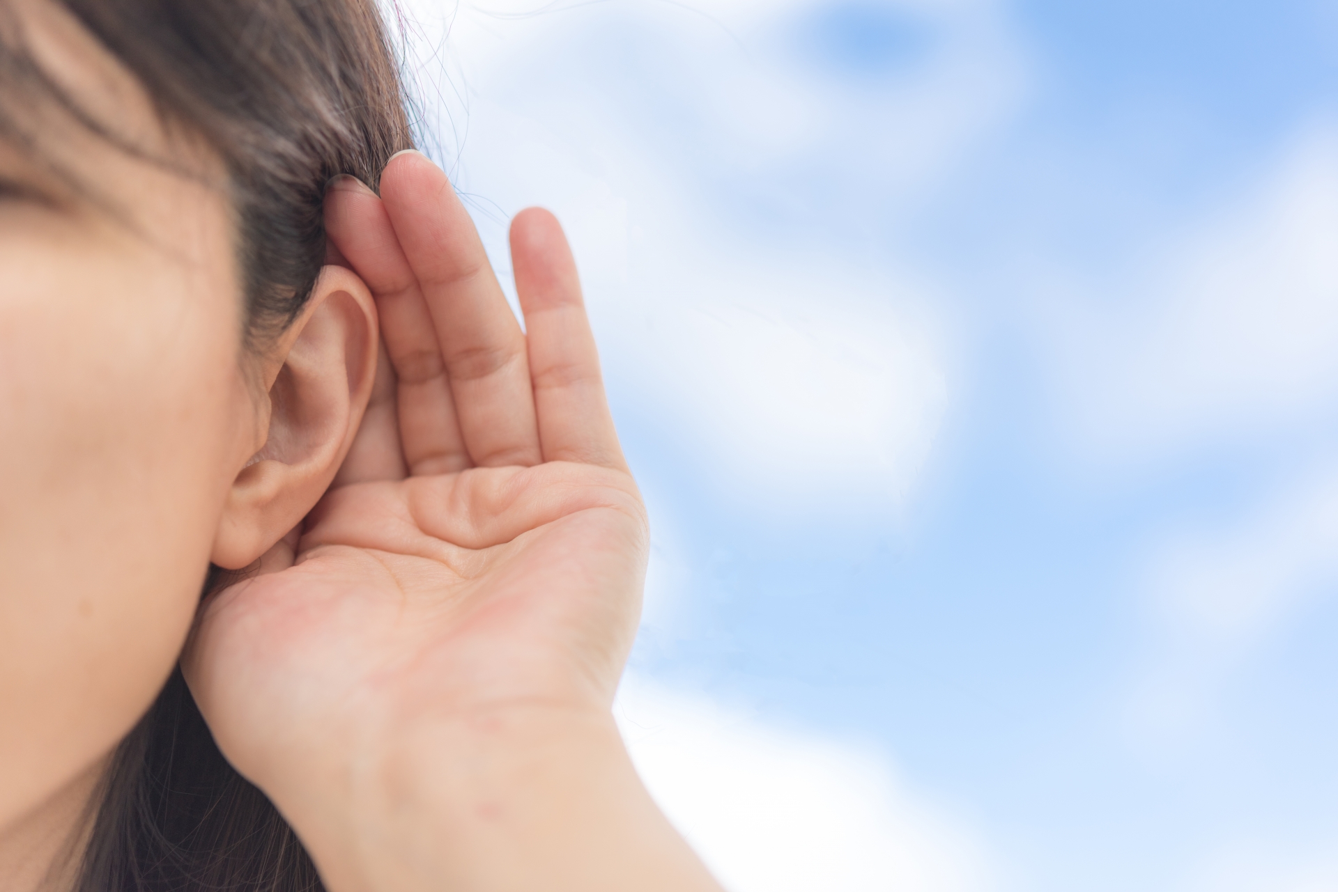 体の声に耳を傾け耳鳴りを改善する女性