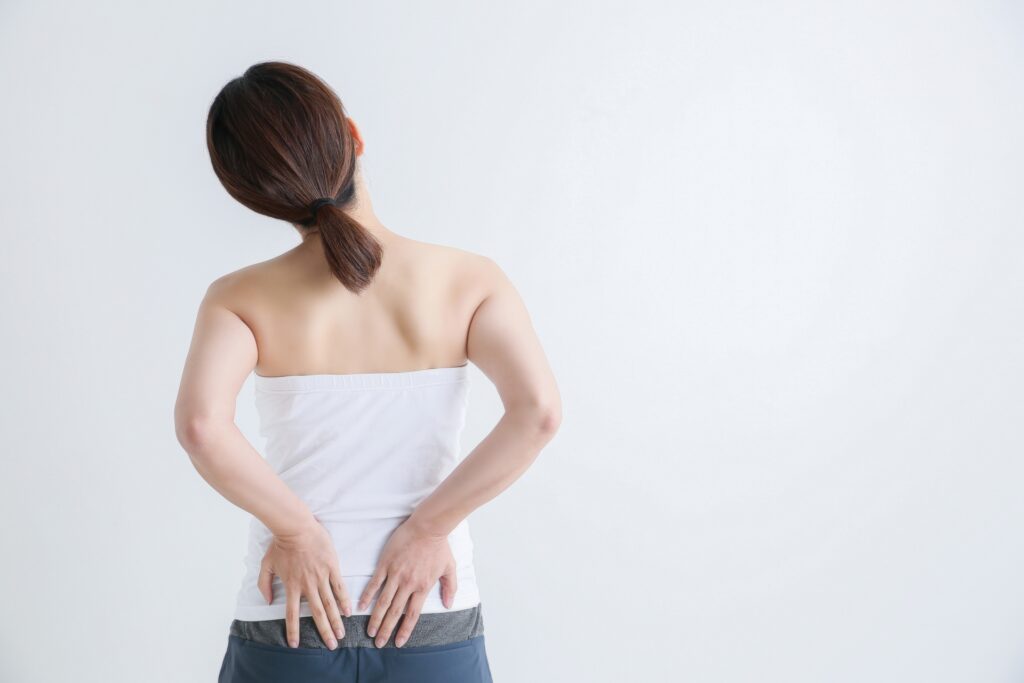 姿勢による腰痛に悩む女性