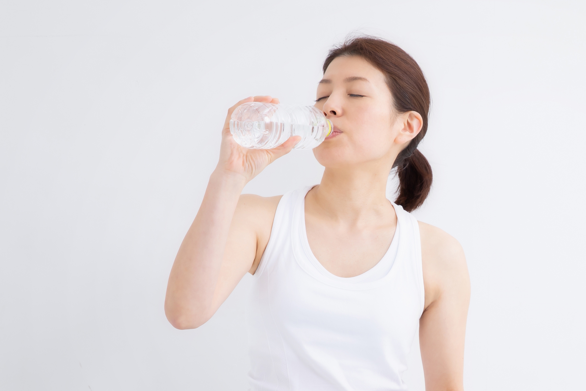 低ナトリウム血症　水を飲む女性