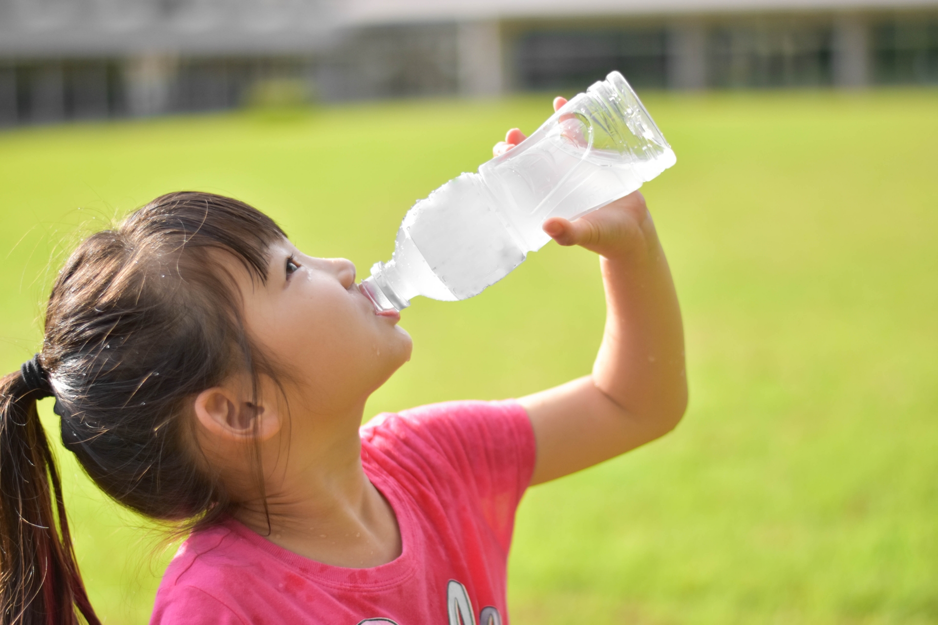 低ナトリウム血症　水を飲む子供