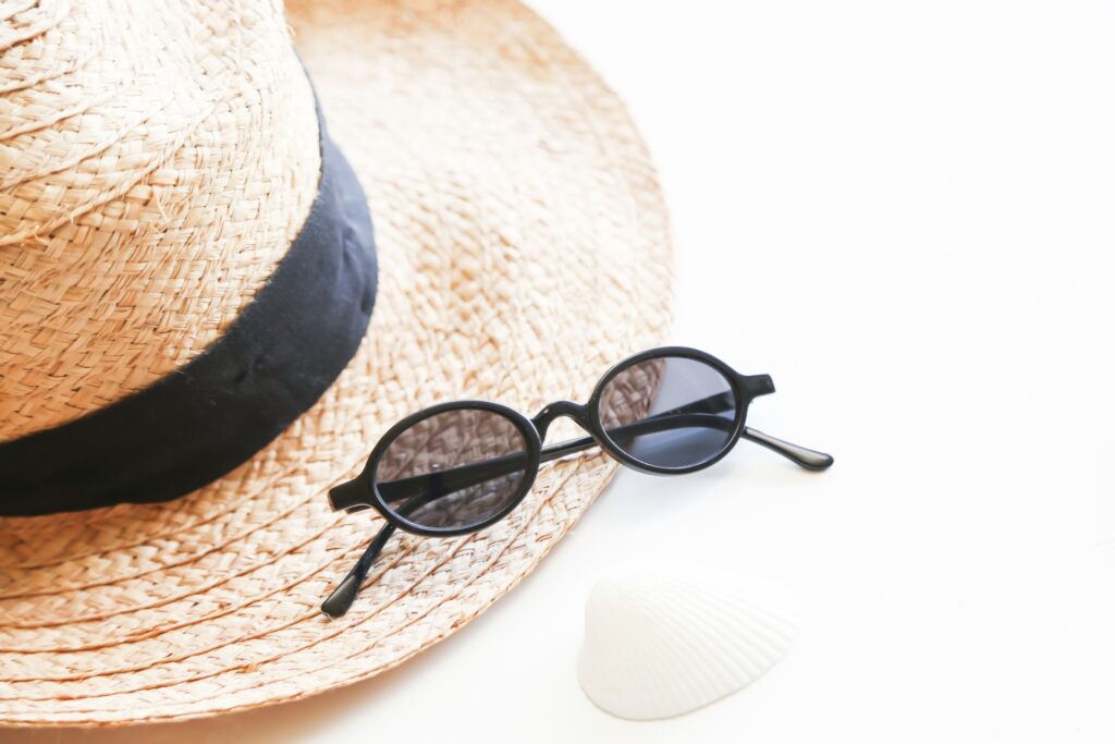 目の日焼け対策　つばの広い帽子とサングラス
