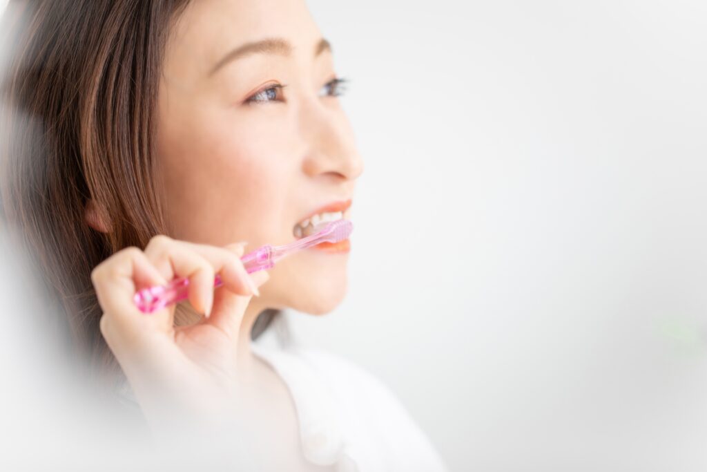 歯槽膿漏を予防する女性