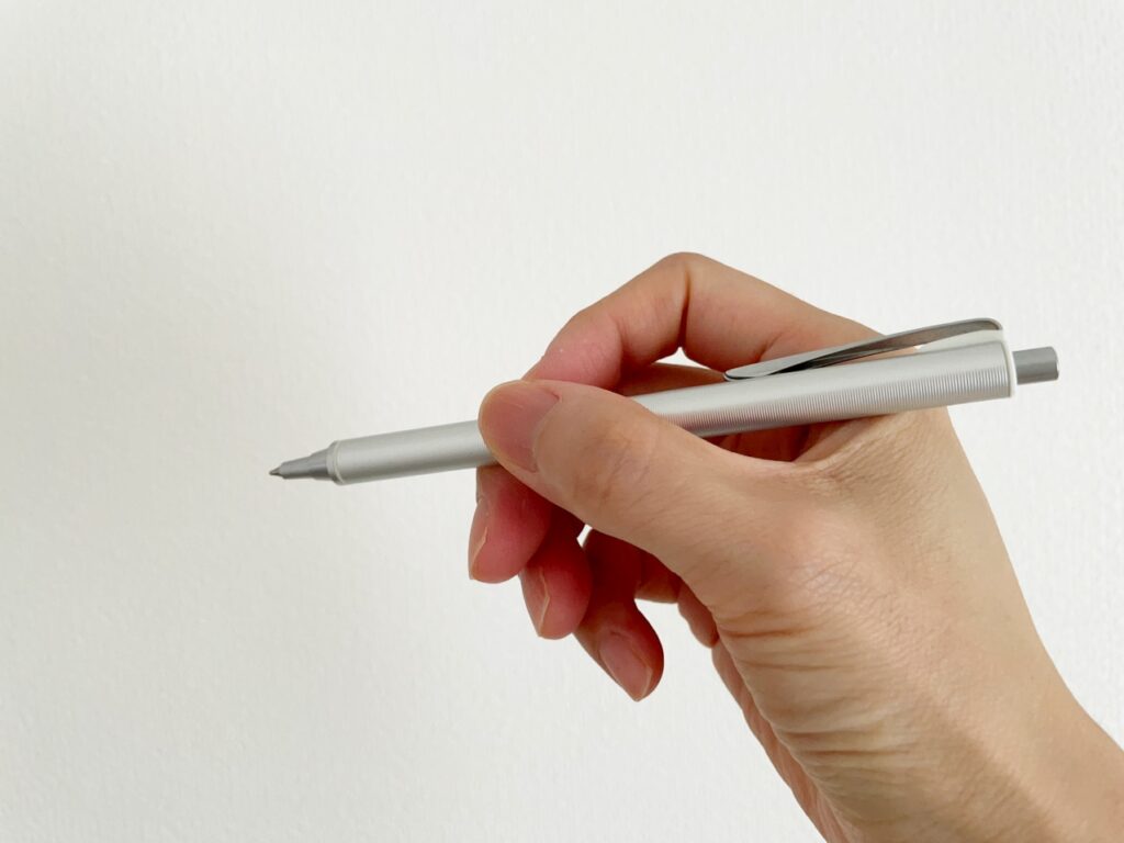 爪の役割　ボールペンを持つ手